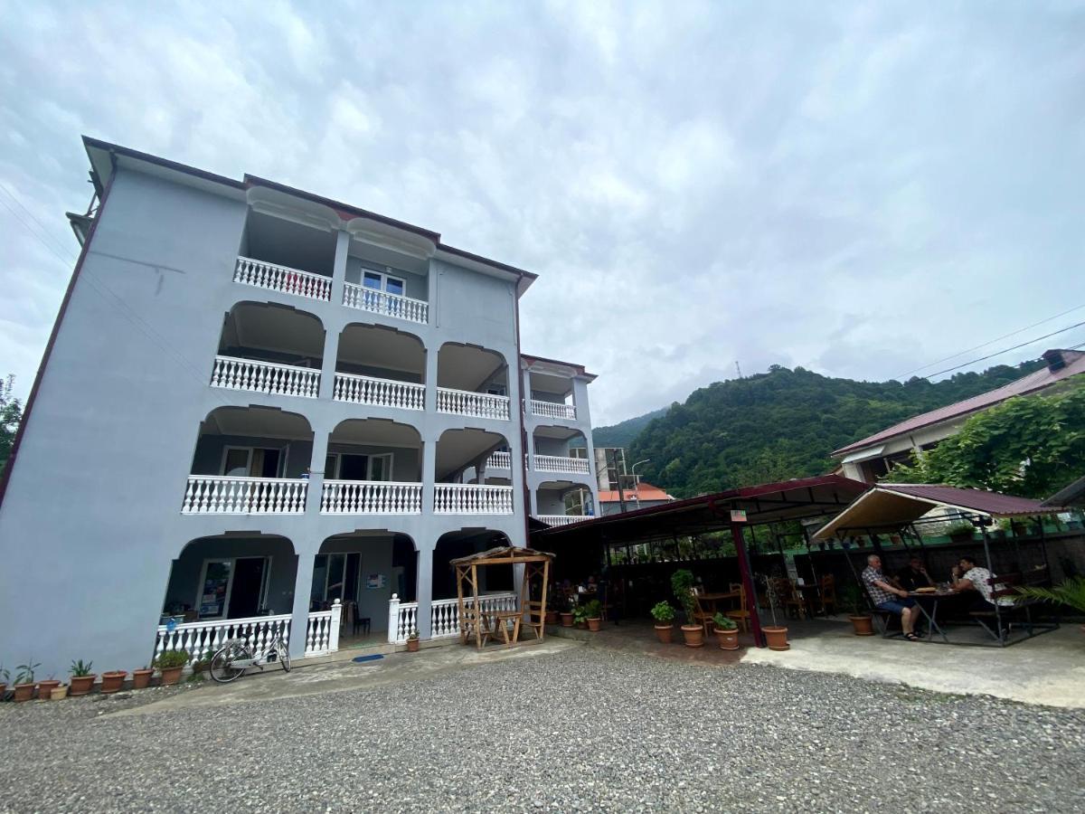 Beliy Dom Hotel Kvariati Exterior foto