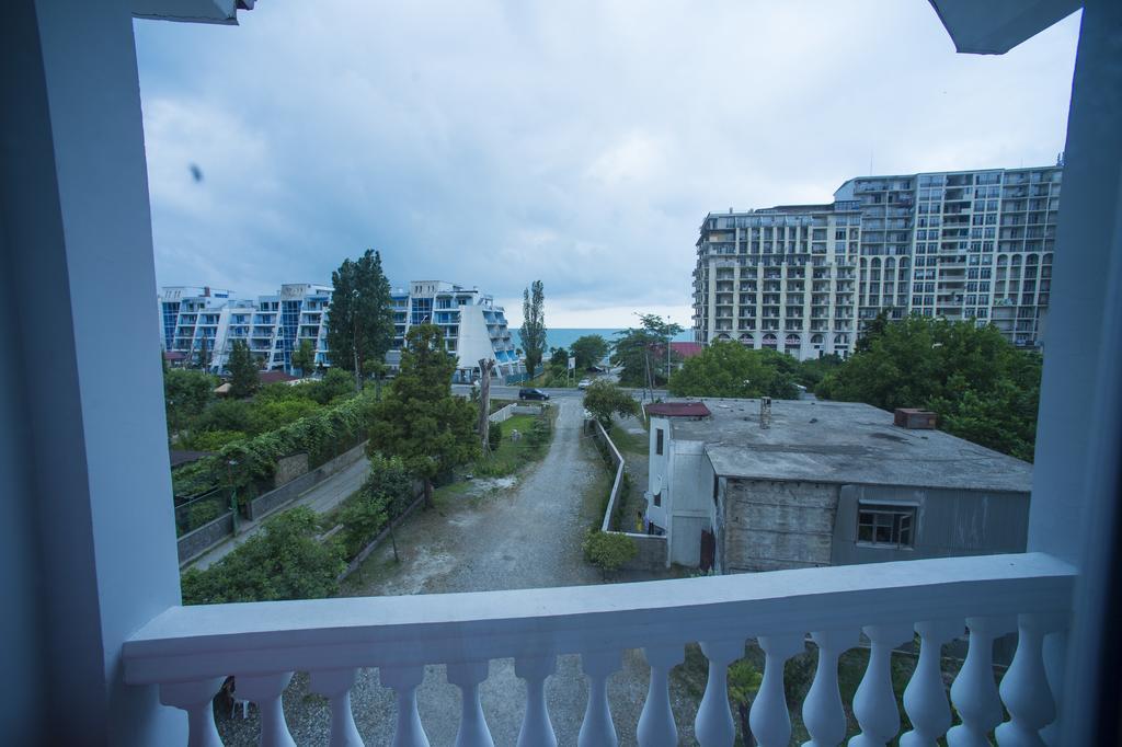 Beliy Dom Hotel Kvariati Exterior foto